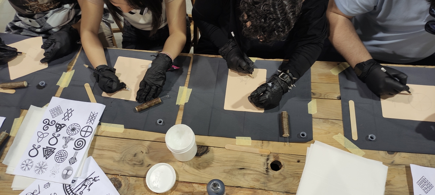 Taller de tatuajes vikingo